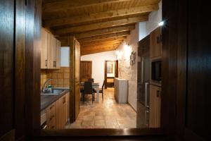 una cocina con un pasillo que conduce a un comedor en Casa Rural El Mantillo, en Hermigua