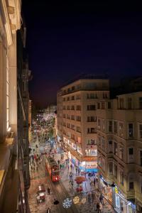 una strada trafficata di notte con pedoni e veicoli di Richmond Istanbul a Istanbul