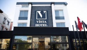 um sinal na frente de um hotel em Vista Family Hotel Konyaaltı em Antalya