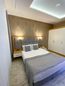 een slaapkamer met een groot bed in een kamer bij Vista Family Hotel Konyaaltı in Antalya