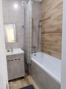 科克舍陶的住宿－Мухтара Ауэзова 205，带浴缸、水槽和浴缸的浴室