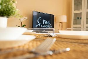 een tafel met een laptop erop bij Miramar 3 in San Sebastián de la Gomera