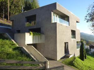 una casa en la cima de una colina con escaleras en Alpin Lodge St. Andrä, en Bresanona