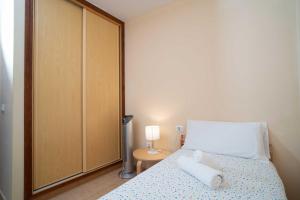 1 dormitorio con 1 cama con 2 toallas en Miramar 4, en San Sebastián de la Gomera