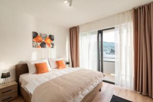 um quarto com uma cama e uma grande janela em Apartments & Rooms Fisherman's Luck em Vela Luka
