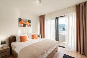尼亚卢卡Apartments & Rooms Fisherman's Luck的一间带床和大窗户的卧室 更多34张照片