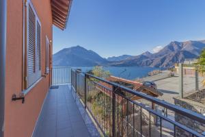 a balcony with a view of the water and mountains at Casa Andrea Varenna in Perledo