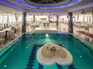 Bazén v ubytování Yücesoy Liva Hotel Spa & Convention Center Mersin nebo v jeho okolí