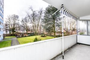 een balkon met uitzicht op een tuin bij Work & Stay Apartment Monheim in Monheim