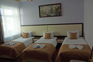 Rúm í herbergi á Pysanka Hotel