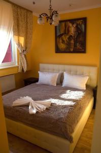 Rúm í herbergi á Pysanka Hotel
