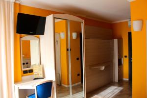 Televízia a/alebo spoločenská miestnosť v ubytovaní Hotel Toresela Bike am Gardasee