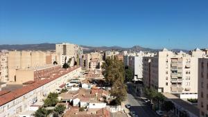 una vista aérea de una ciudad con edificios en vivienda fines turisticos, en Málaga