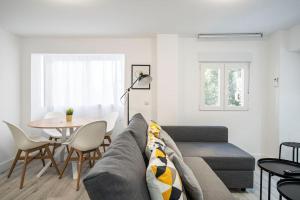 Precioso apartamento familiar en área residencial في مدريد: غرفة معيشة مع أريكة وطاولة