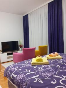 una camera d'albergo con due asciugamani su un letto di Apartman JOVANA a Vršac