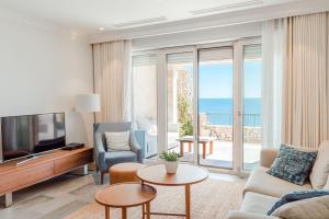 Uma área de estar em Lustica Bay Vacation Homes