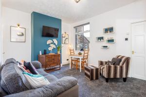 uma sala de estar com um sofá e duas cadeiras em Stylish 3 Bedroom Central Property em Newcastle under Lyme