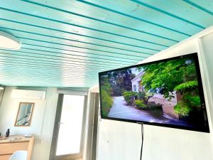 Μια τηλεόραση ή/και κέντρο ψυχαγωγίας στο Nemesis Second floor studio in downtown Nicosia