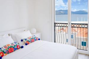 Cama ou camas em um quarto em Lustica Bay Vacation Homes