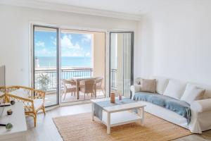 Uma área de estar em Lustica Bay Vacation Homes