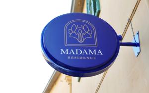 ein blaues Schild mit der Aufschrift Madamares Widerstand in der Unterkunft Madama Residence in Nikosia