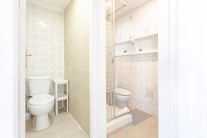 a bathroom with a toilet and a shower at Town center Apartment El Perello Valencia in Valencia