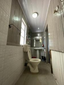 La salle de bains est pourvue de toilettes et d'un lavabo. dans l'établissement Darjeeling BnB, à Darjeeling