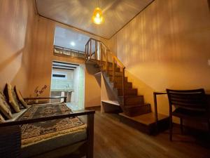 une chambre avec un escalier et un lit dans une pièce dans l'établissement Darjeeling BnB, à Darjeeling