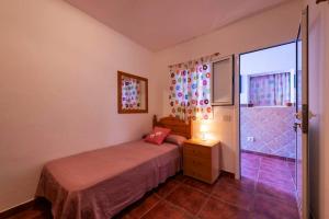 3 bedrooms house at Los Caserones 50 m away from the beach with enclosed garden and wifi tesisinde bir odada yatak veya yataklar