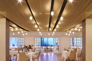 ein Restaurant mit weißen Tischen und Tischen in der Unterkunft Grand Hotel Riviera - CDSHotels in Santa Maria al Bagno
