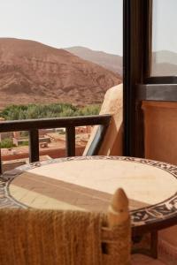 una mesa en un balcón con vistas al desierto en Kasbah Flilou, en Aït Ougliff