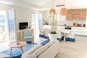 A cozinha ou cozinha compacta de Lustica Bay Vacation Homes