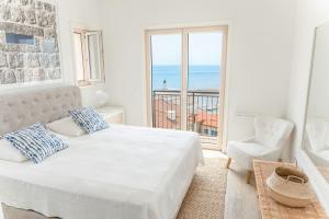 Cama ou camas em um quarto em Lustica Bay Vacation Homes