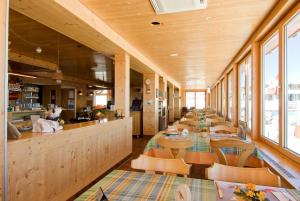 Restaurace v ubytování Berggasthaus Zanuz + 20 fotografií