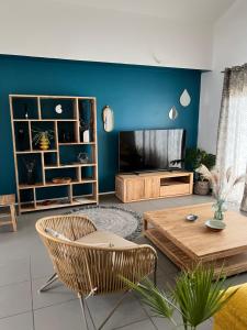 a living room with a blue wall at buena vista in LʼÉperon