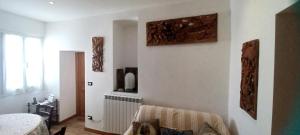 sala de estar con paredes blancas y radiador en O Recanto, en Vallebona