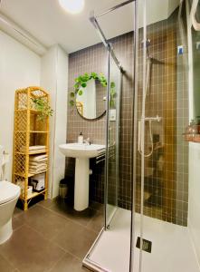 a bathroom with a shower and a sink at Apartamento Ronda Genil con parking gratuito in Granada