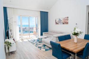Uma área de estar em Lustica Bay Vacation Homes