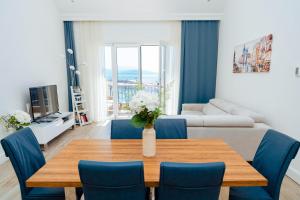 Uma área de estar em Lustica Bay Vacation Homes