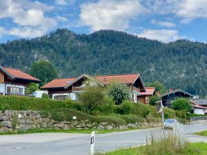 een straat in een dorp met huizen en een berg bij Ferienwohnung Schober in Reit im Winkl