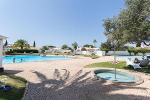 Bazén v ubytování Aldeia do Golf O7 nebo v jeho okolí