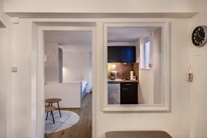 een kamer met een deur naar een keuken met een tafel bij Höllental 51 in Garmisch-Partenkirchen