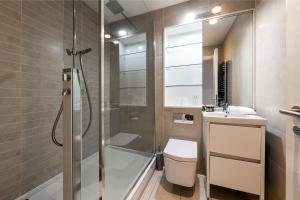 ein Bad mit einer Dusche, einem WC und einem Waschbecken in der Unterkunft Stayo Oxford Street in London
