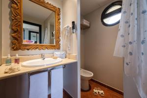 a bathroom with a sink and a mirror at Estival Islantilla in Islantilla