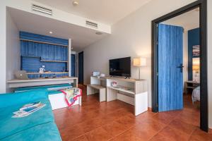 a living room with a bed and a desk at Estival Islantilla in Islantilla