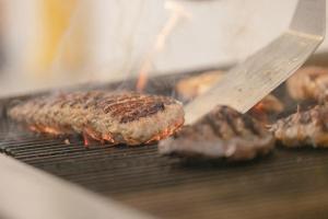 een steak wordt gegrild op een grill met twee spatels bij Neckarblick SELF Check IN Hotel in Bad Wimpfen