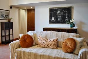 sala de estar con sofá y almohadas en Casa Cicala, en Melito di Napoli