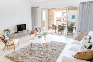 Uma TV ou centro de entretenimento em Lustica Bay Vacation Homes