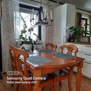 a dining room table and chairs in a kitchen at Naturnära dubbelrum B&B i Uppsala Ramstalund in Uppsala