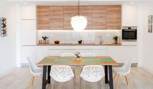 A cozinha ou cozinha compacta de Lustica Bay Vacation Homes